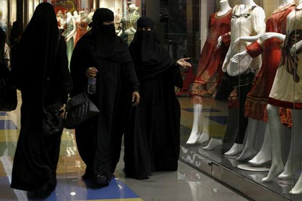 في خطوة نادرة في السعودية... نساء يخلعن العباءات