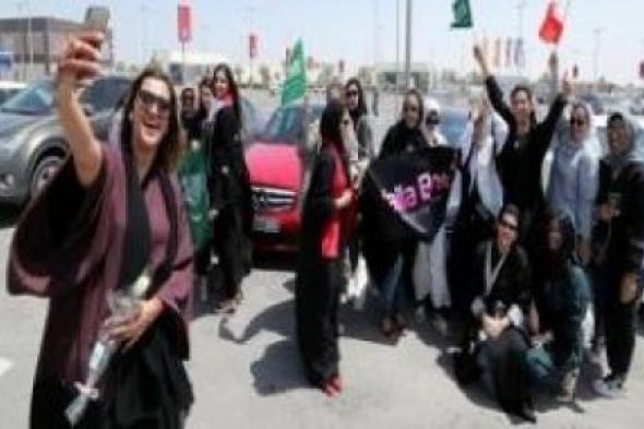 شاهد عشرات النساء السعوديات يحرقن النقاب وينشر صورهن دون حجاب