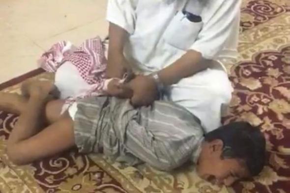 فيديو ” معنف ابن طليقته ” يثير الغضب في السعودية ومواقع التواصل الإجتماعي