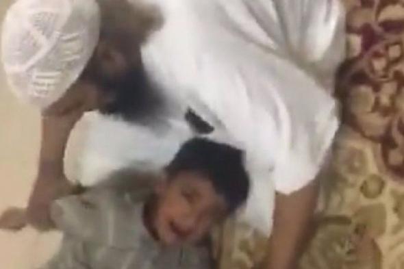 شاهد الفيديو: أب يعنف ولده لاستفزاز طليقته في السعودية اليوم