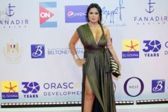 رانيا يوسف تعلق على انتقادات فستانها: الناس مركزة معايا وده معناه إنى موجودة
