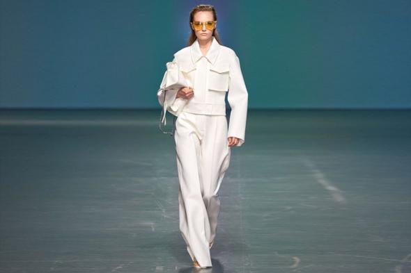 صيحات الأبيض لربيع صيف 2020 من أسبوع الموضة في ميلانو