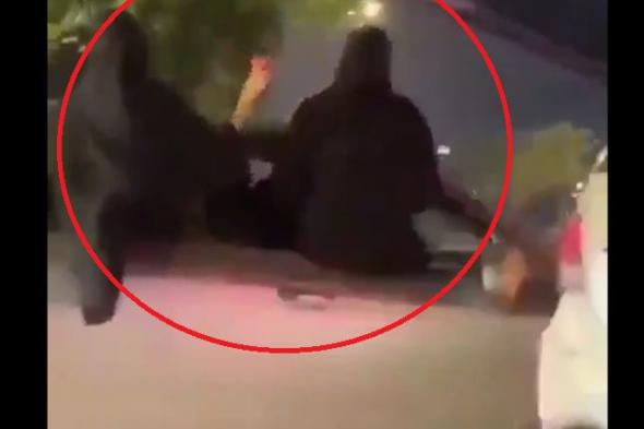 “شاهد” : هكذا أصبحت بلاد الحرمين.. نساء سعوديات يرقصن وسط الشارع والشباب يصفقون (فيديو)