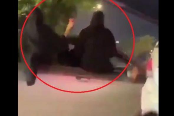 شباب يصورون فيديو فاضح لثلاث فتيات سعوديات في سيارتهن بأحد شوارع الرياض ..شاهد