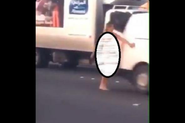 شاهد .. فتاة تسير عارية تماماً في شوارع مدينة الخبر السعودية وتثير غضباً واسعاً