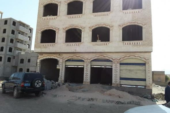 قيادي حوثي ينهب أرض برلماني يمني ويقوم ببنائها (صور)