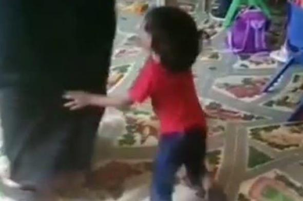 السعودية | فيديو مؤلم.. تعنيف أطفال في حضانة بالرياض