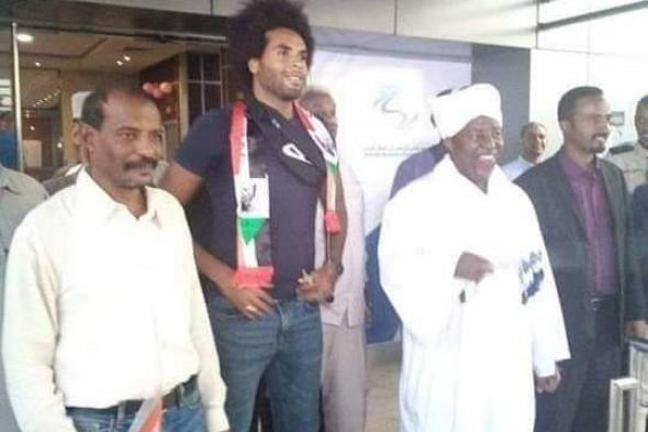 بالصورة.. وصول أحد المحترفين للمشاركة مع منتخب السودان