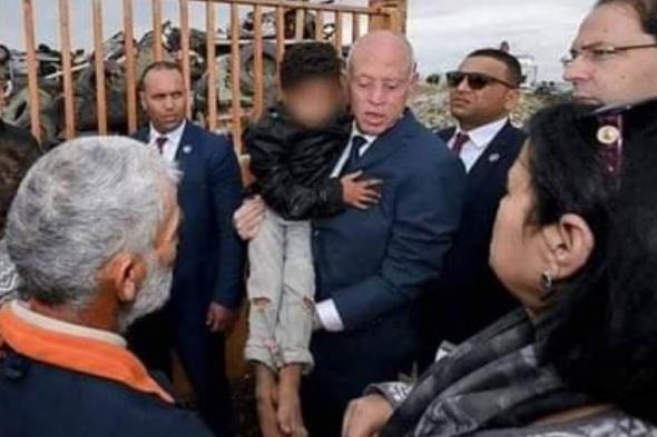 شاهد.. ماذا فعل الرئيس التونسي بطفل شريد أثناء مرور موكبه بجانب مكب للنفايات