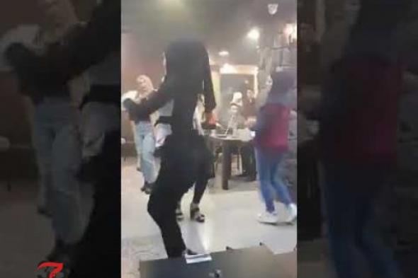 برقصات مثيرة “شلّة” مراهقات أشعلنها في أحد المجمعات بالكويت!!