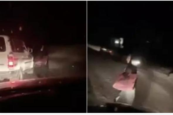 مشهد مخيف.. فتاة تسير بمفردها على طريق مظلم في السعودية والشرطة تحل لغزها (فيديو صادم)