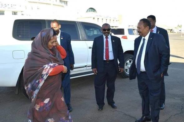 شاهد بالصورة.. نظرات وتعامل رئيس الوزراء السوداني مع زوجته تثير ضجة اسفيرية واسعة ونشطاء: (تعلموا من حمدوك يا رؤساء العالم)