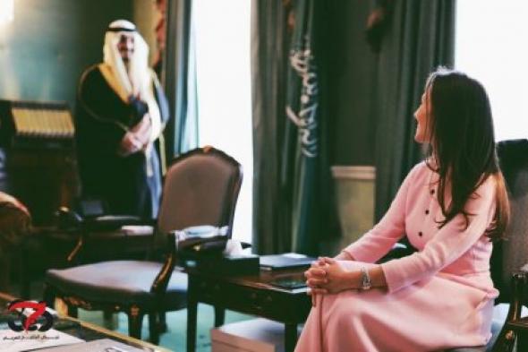 زوجة أمير سعودي تخطف الأنظار بجمال فائق وأناقة تنافس خيوط الشمس.. ومصورة عالمية تلتقط لهما صور هزت المملكة