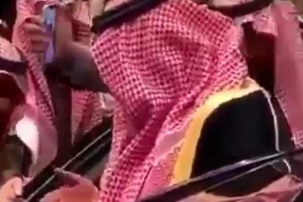 شاهد فيديو للأمير محمد بن نايف في حفل زفاف ابن أخيه.. ويرد على الحاضرين