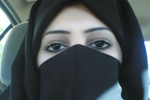 مشهد غير مسبوق في السعودية .. فتاة ارتدت النقاب وتعرّت من أسفل وأدّت وصلة رقص بالشارع!