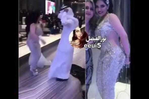 شاهدوا.. فنانة كويتية تثير الجدل بفستان شفاف يظهر جميع جسمها في حفل زفاف شقيقتها