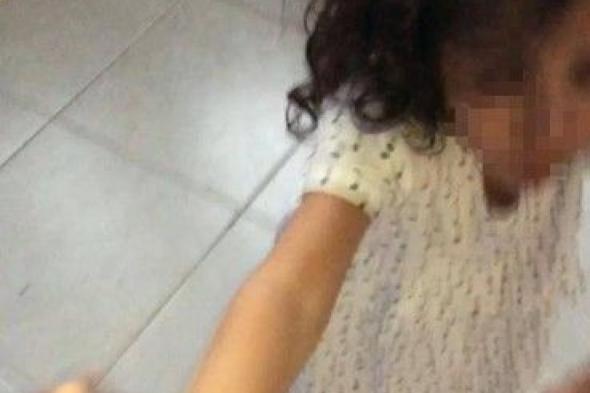 معذبة الطفلة .. ليست الخادمة بل الأم والحادِثة في أبوظبي وتم القبض عليها