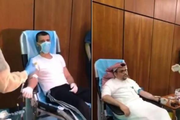 "عمر السومة" يشارك في حملة تبرع بالدم بمقر النادي الأهلي