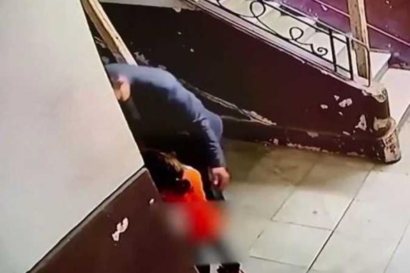 كاميرا مراقبة ترصد تحرش شخص بطفلة في مدخل عقار بالمعادي (فيديو)