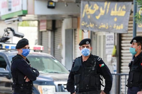 فيديو يغزو مواقع التواصل لأردني يحطم واجهة بنك في عمّان