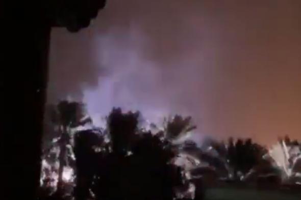 فيديو مرعب.. لحظة انفجار «مجمع كهرباء» في عمان نتيجة الإعصار