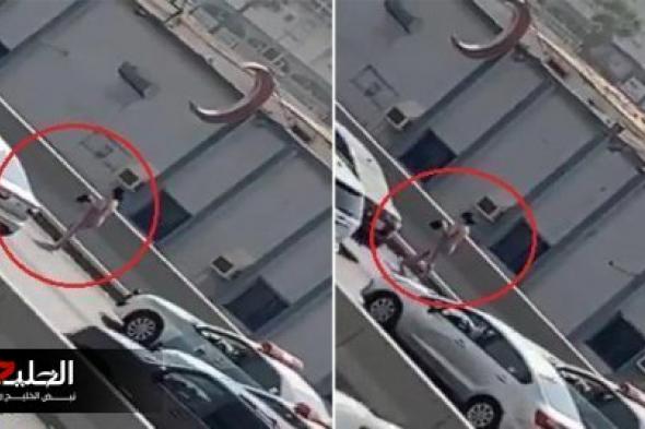 شاهد بالفيديو: فتاة سعودية تسير شبه عارية فوق جسر بمدينة جدة السعودية