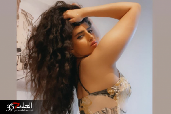 مشهورة سناب شات في السعودية تستلقي على السرير بلباس مكشوف وترفع ساقها وتكشف المستور