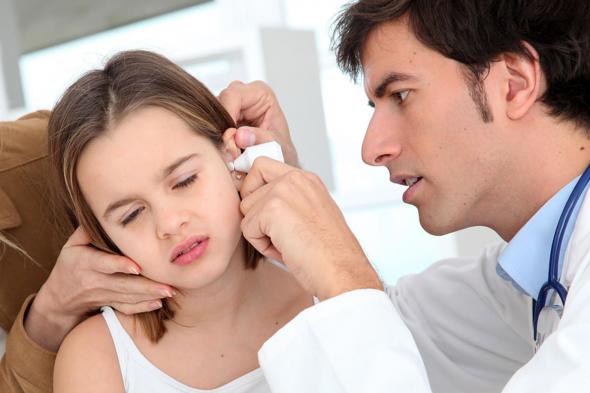 أختصاصية طب الأسرة تكشف عن أسباب وأعراض "ألم الأذن" وطرق تسكينه في المنزل..تعرف عليه فوراً