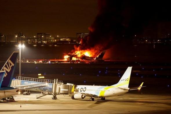اندلاع حريق على متن طائرة بمطار في طوكيو