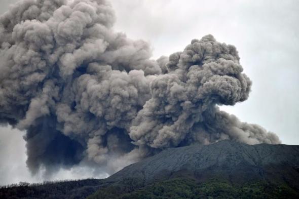 الرماد ارتفع 1500 متر.. ثوران بركاني يهدد شرق إندونيسيا