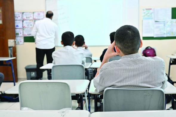 الامارات | تراجع مهارات الكتابة يدفع مدارس لتقنين الأجهزة الذكية