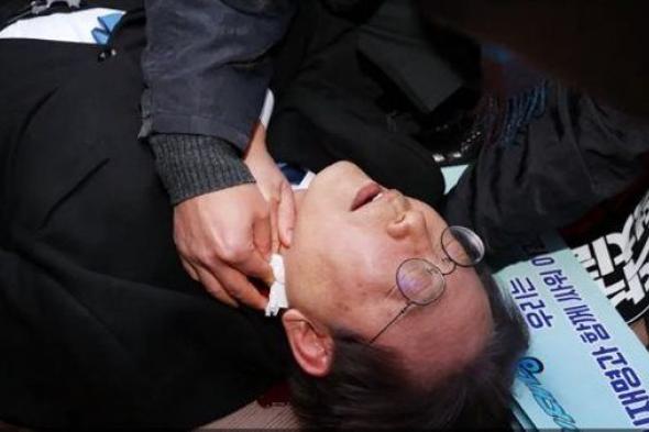 فيديو يوثق لحظة الهجوم على زعيم المعارضة في كوريا خلال مؤتمر صحفي