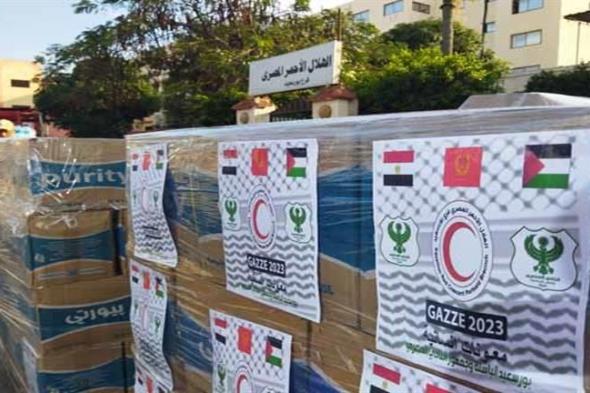 بالصور- الهلال الأحمر يجهز شاحنة مساعدات إنسانية من جماهير النادي المصري إلى غزة