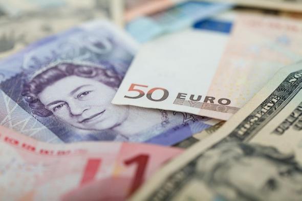 الجنيه الإسترليني ينخفض مقابل الدولار واليورو