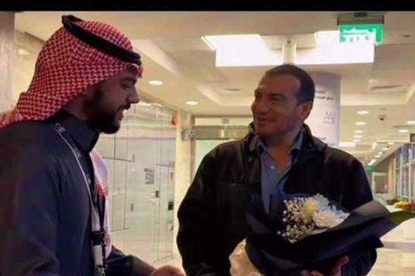 "كاسيت 90".."بنش مارك" تنشر فيديو لحظة استقبال إيهاب توفيق بالمطار في السعودية (صور)