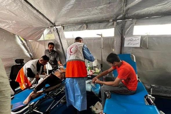 الهلال الأحمر الفلسطيني: الاحتلال يواصل قصف محيط مستشفى الأمل بمدينة خان يونس