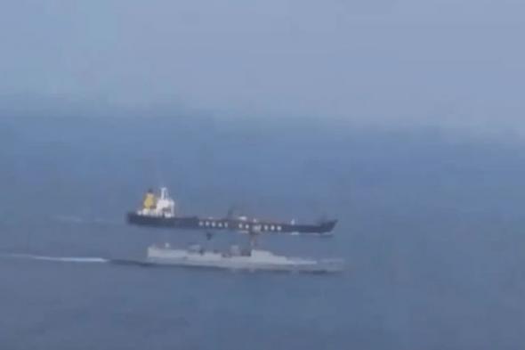 البحرية الهندية تعتلي السفينة المختطفة في بحر العرب