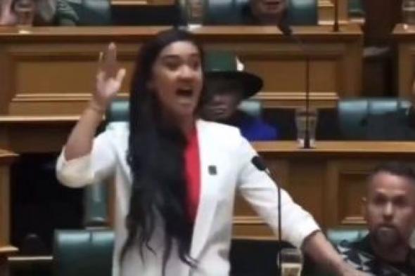تراند اليوم : بعد 170 عاما.. شاهد .. أصغر نائبة في نيوزلندا تشعل البرلمان أثناء إلقاء خطاب تنصيبها