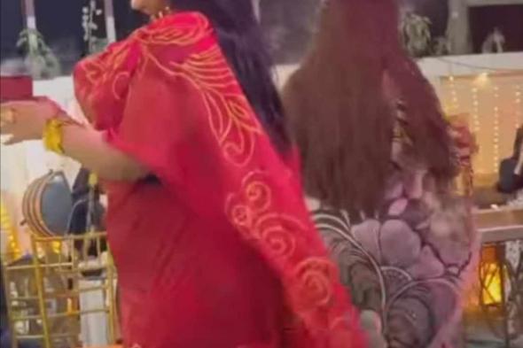شاهد بالصورة والفيديو.. حسناوات سودانيات يستعرضن جمالهن خلال حفل خارج السودان بفواصل من الرقص المثير