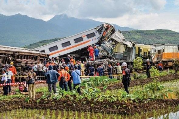 مقتل وإصابة العشرات بتصادم قطارين في إندونيسيا