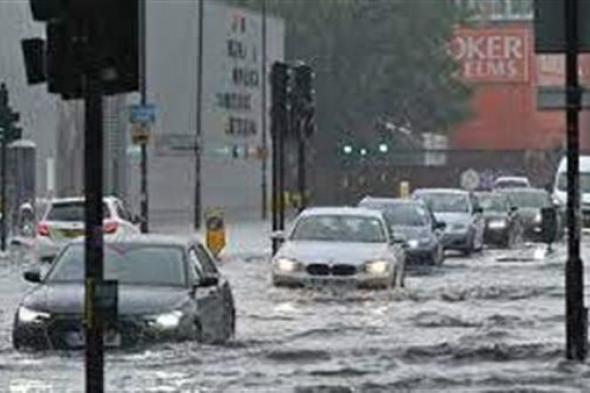 بريطانيا تشدد على ضرورة توخي الحذر أثناء الفيضانات المستمرة