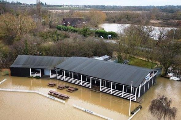 فيضانات تجتاح وسط وجنوب بريطانيا ومطالبات بإخلاء منازل