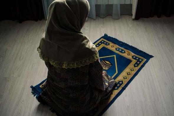 دار الإفتاء تحسم الجدل: هل كشف قدم المرأة يبطل الصلاة؟