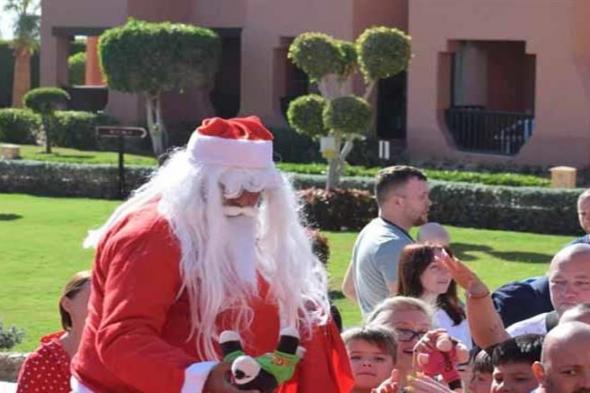 سانتا كلوز يجوب شرم الشيخ لتوزيع هدايا عيد الميلاد على الأطفال- صور