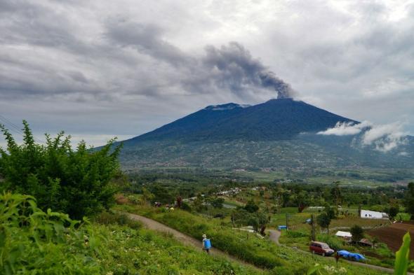 صور| شرار متطاير وأصوات مدوية.. ثوران بركان "مارابي" بإندونيسيا مجددًا