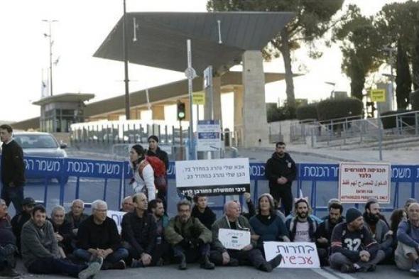 مُتظاهرون إسرائيليون يغلقون مدخل الكنيست ويطالبون بإجراء انتخابات مُبكرة