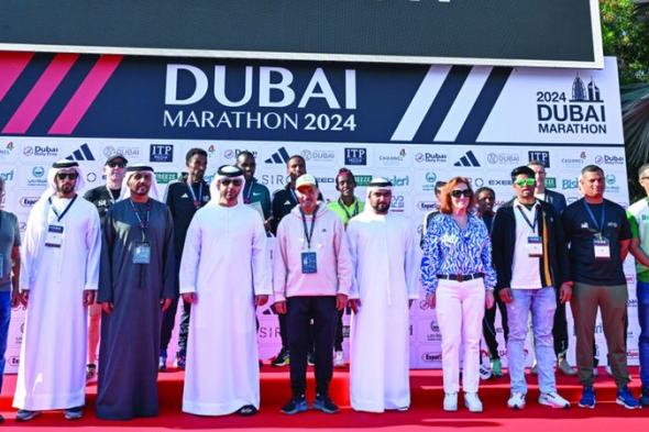 الامارات | منصور بن محمد يتوّج الفائزين في «ماراثون دبي»