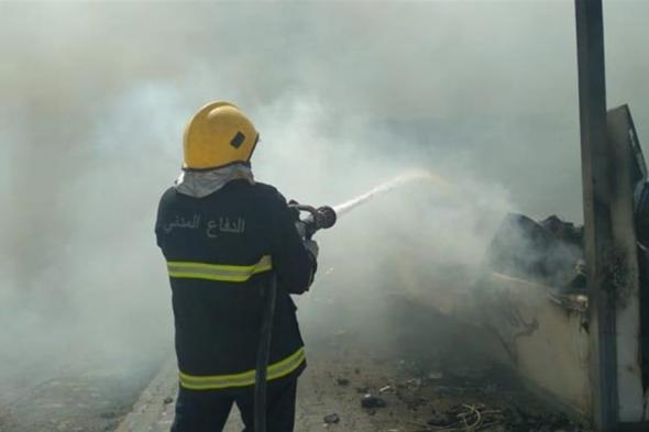 إخماد حريق في مخيم للنازحين شمال الموصل
