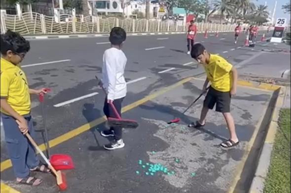 الامارات | فيديو.. حمدان بن محمد يشكر 4 أطفال نظفوا شارع عقب “ماراثون دبي”