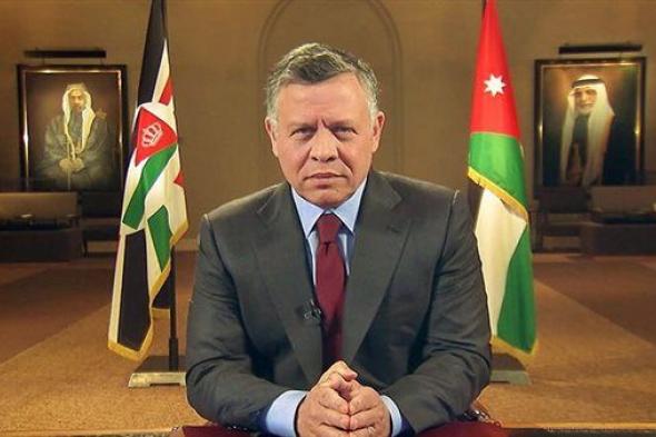 العاهل الأردني يستقبل الرئيس الفلسطيني لدى وصوله للمشاركة في القمة الثلاثية